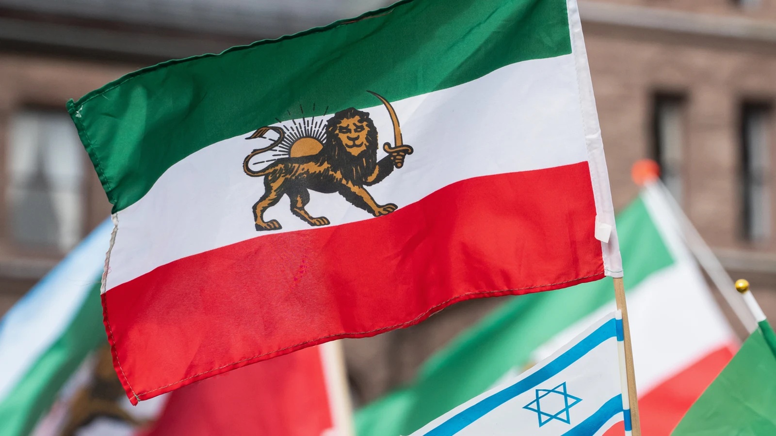 Qué significa la bandera del león y el sol que usan los manifestantes de Irán