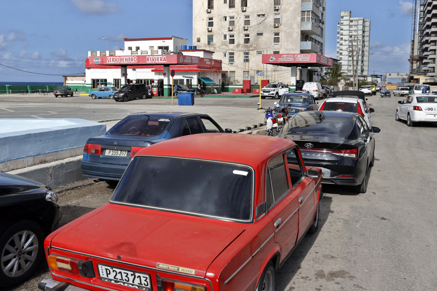 Fin del petróleo venezolano para Cuba desata las colas por combustible