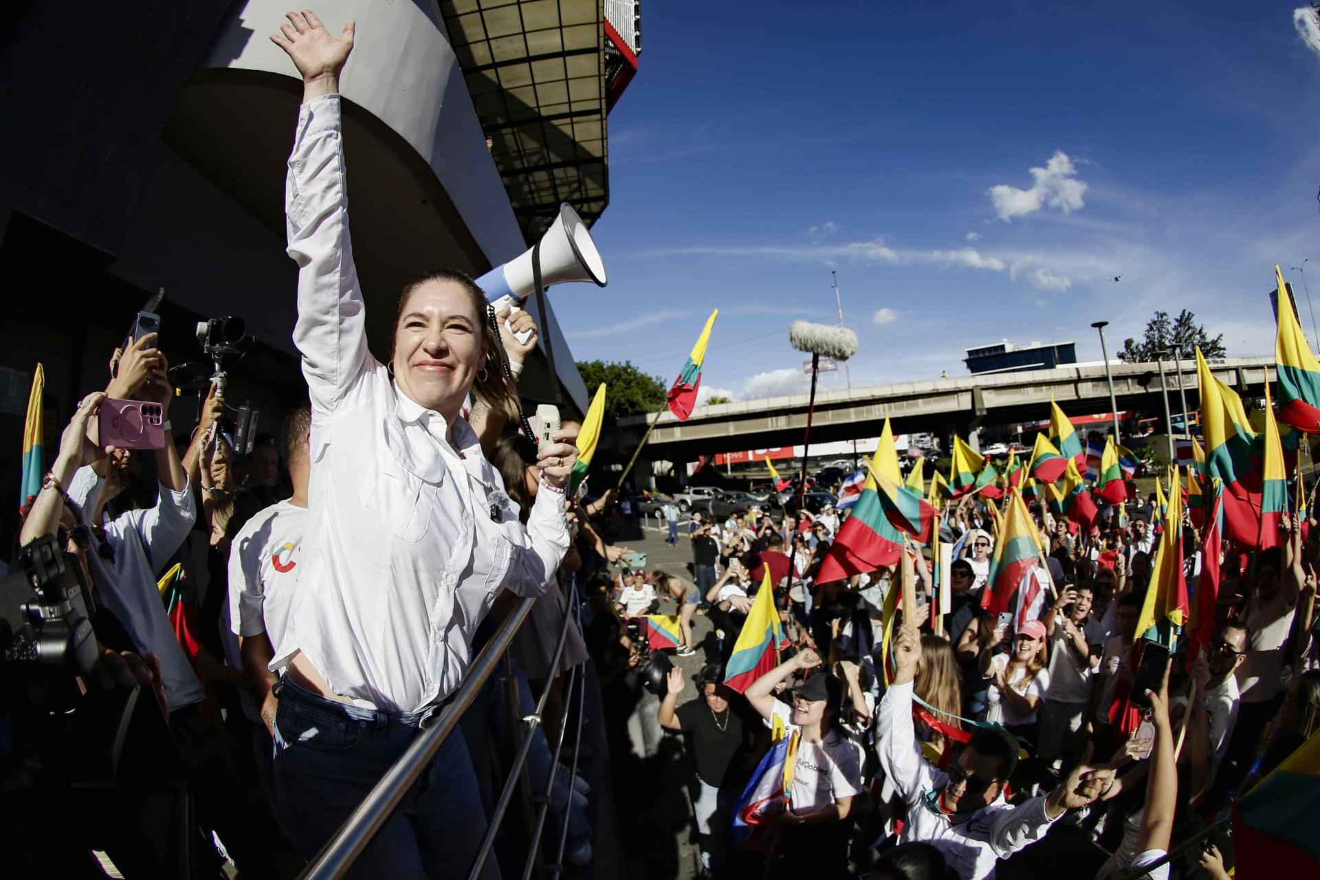 Laura Fernández cierra la campaña con posibilidad de ganar en primera vuelta en Costa Rica