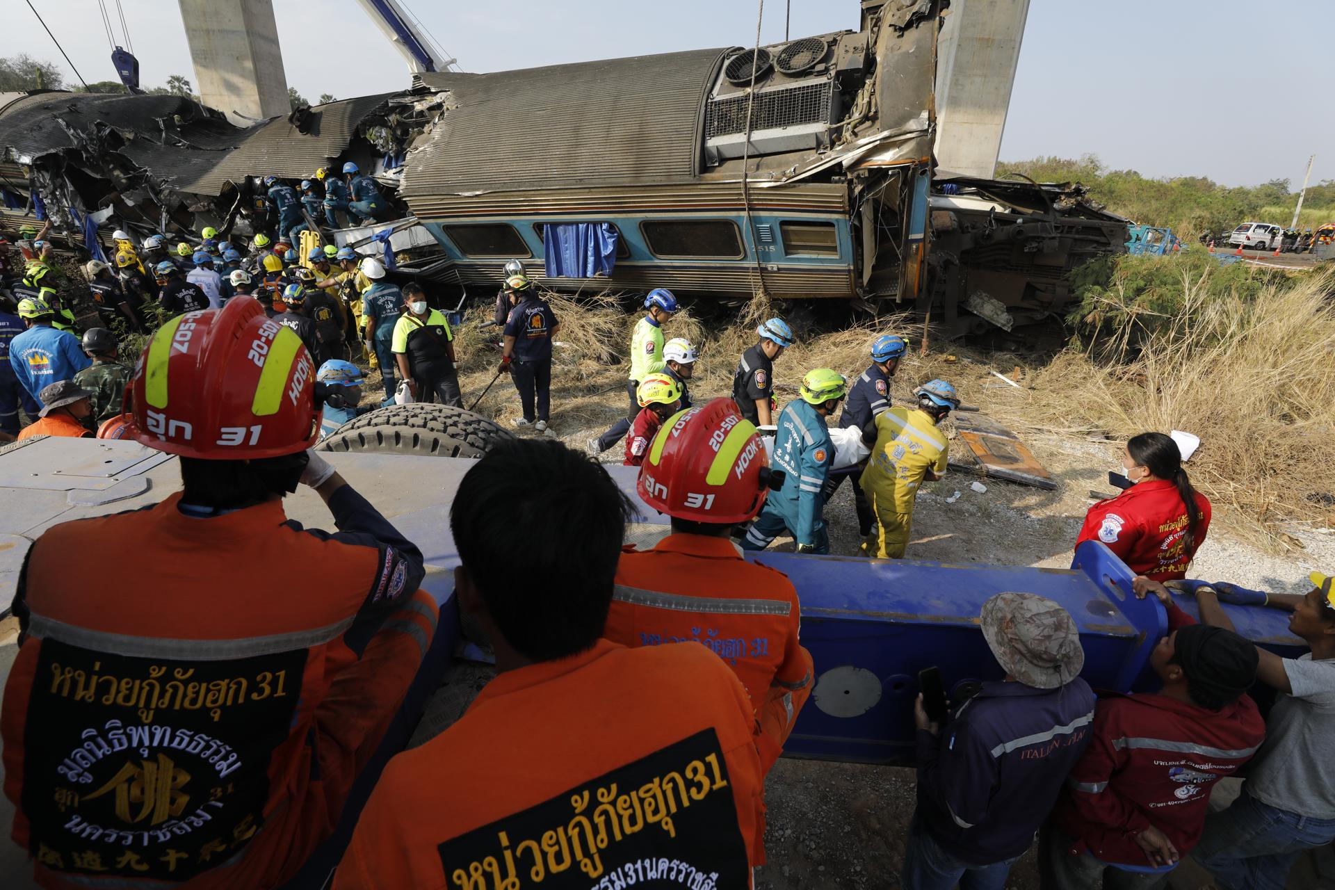 Al menos 22 muertos al caer grúa sobre tren en Tailandia
