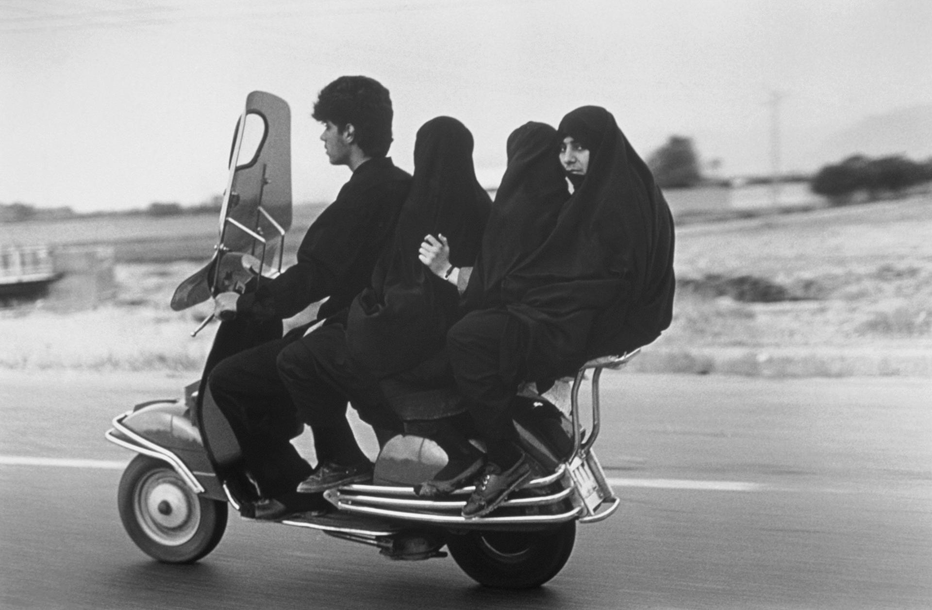 Irán permitirá a las mujeres conducir motocicletas por primera vez desde 1979