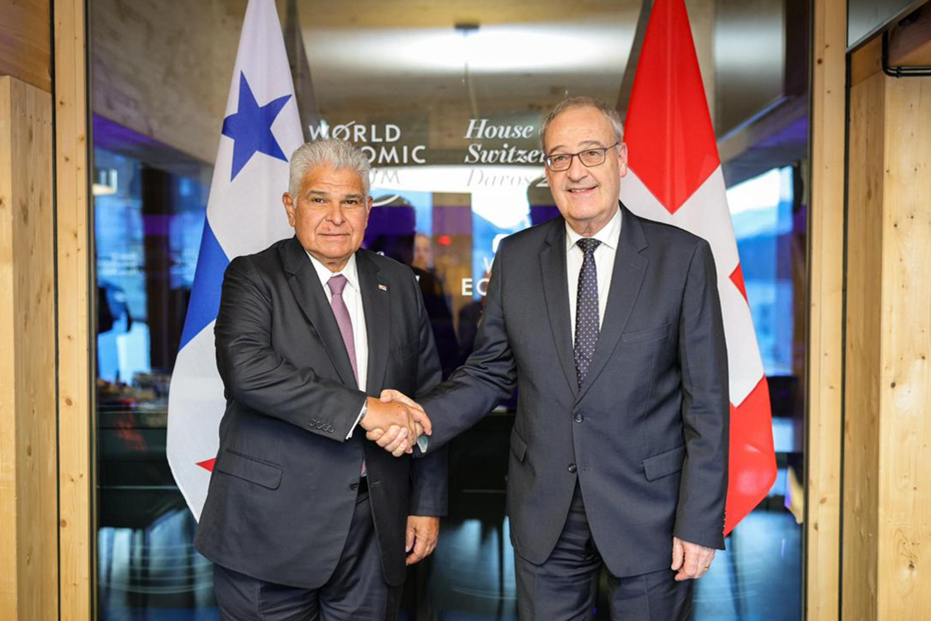 Mulino impulsa en Davos relaciones económicas con Suiza y Singapur