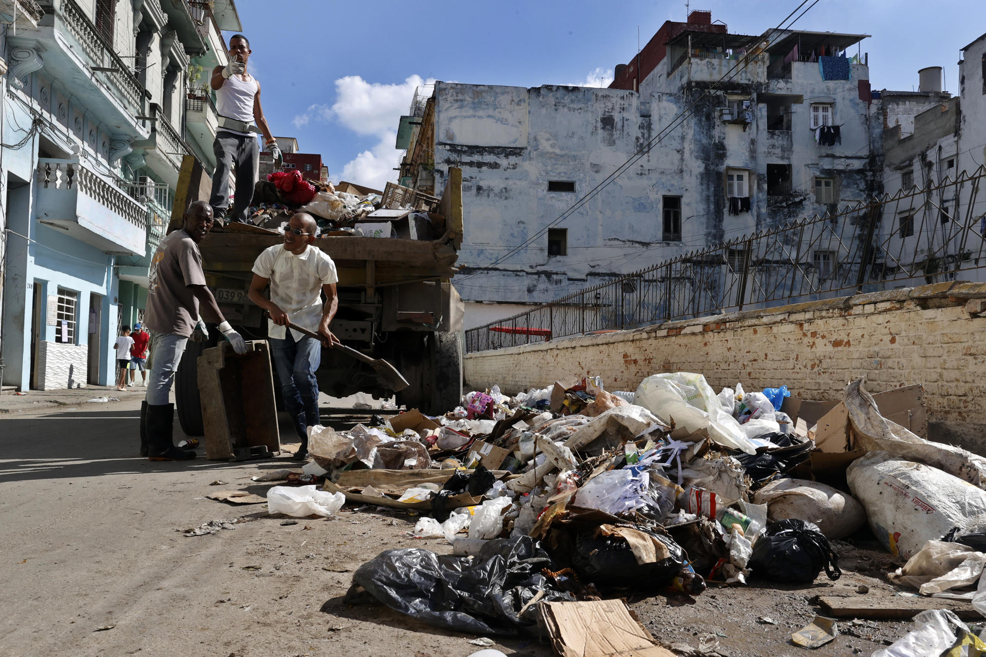 La basura desborda La Habana y agrava la crisis sanitaria en Cuba