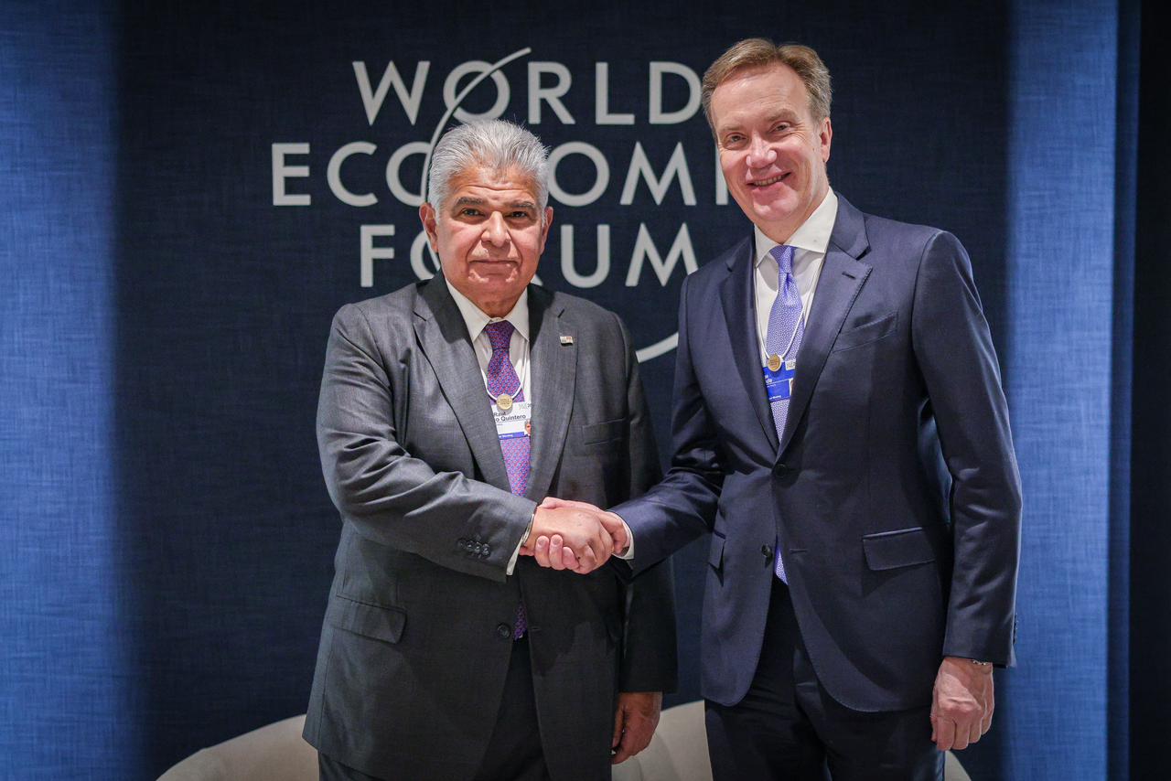 Mulino y presidente del Foro Económico Mundial sellan acuerdo para evento en Panamá