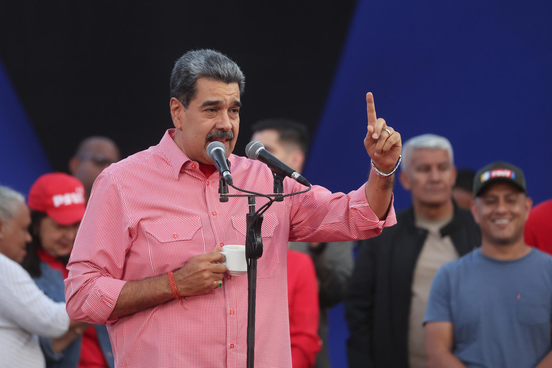 Maduro lanza un desafío a EEUU ofreciendo petróleo y pacto antidrogas