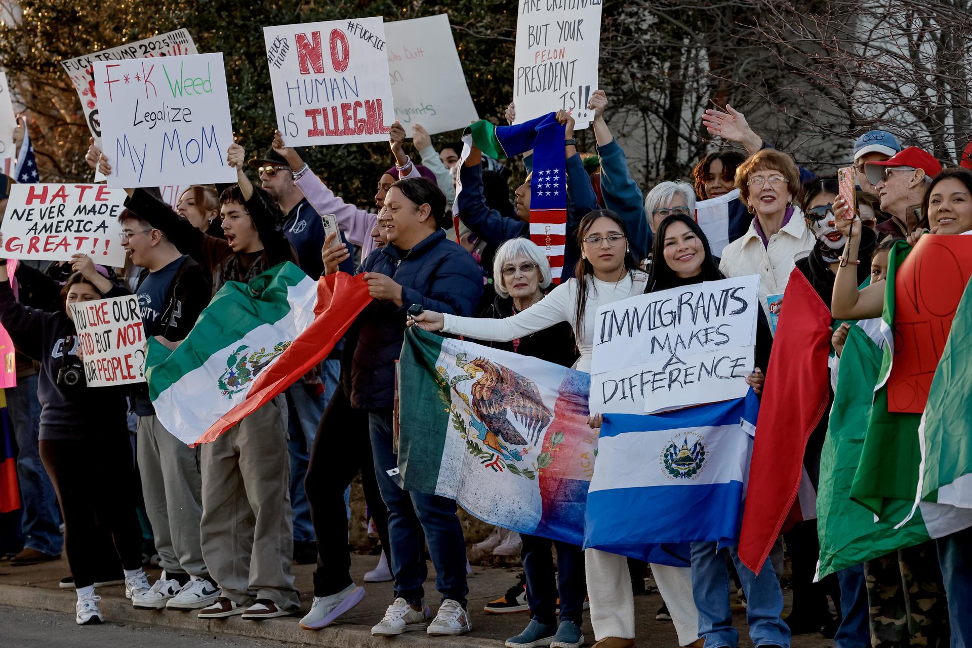 Miles se manifiestan contra políticas de Trump en su primer aniversario