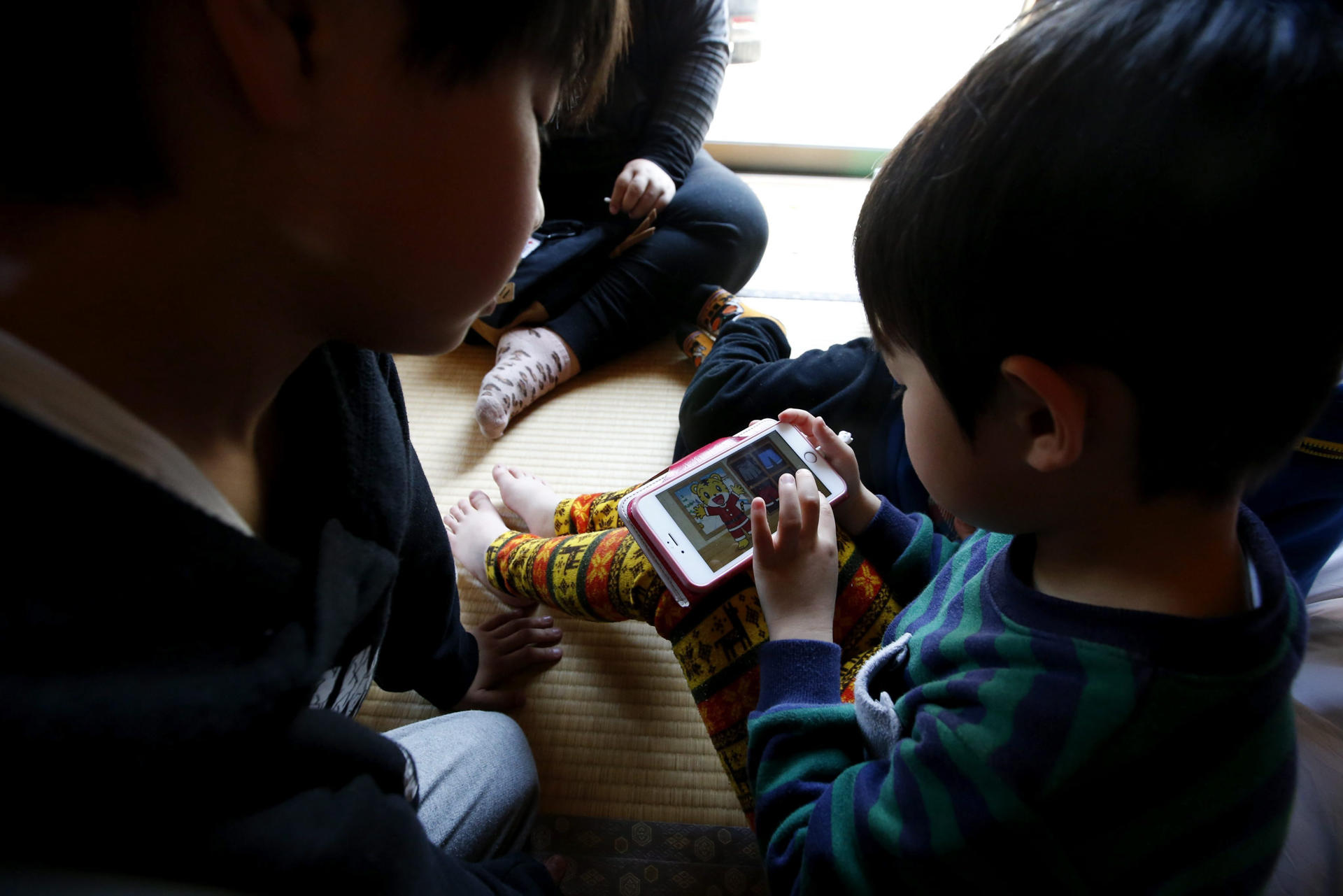 La exposición temprana a pantallas se relaciona con cambios cerebrales en adolescencia