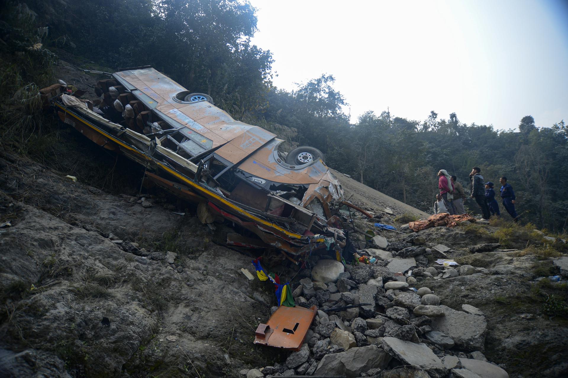 Al menos 19 muertos en accidente de autobús con turistas extranjeros en Nepal