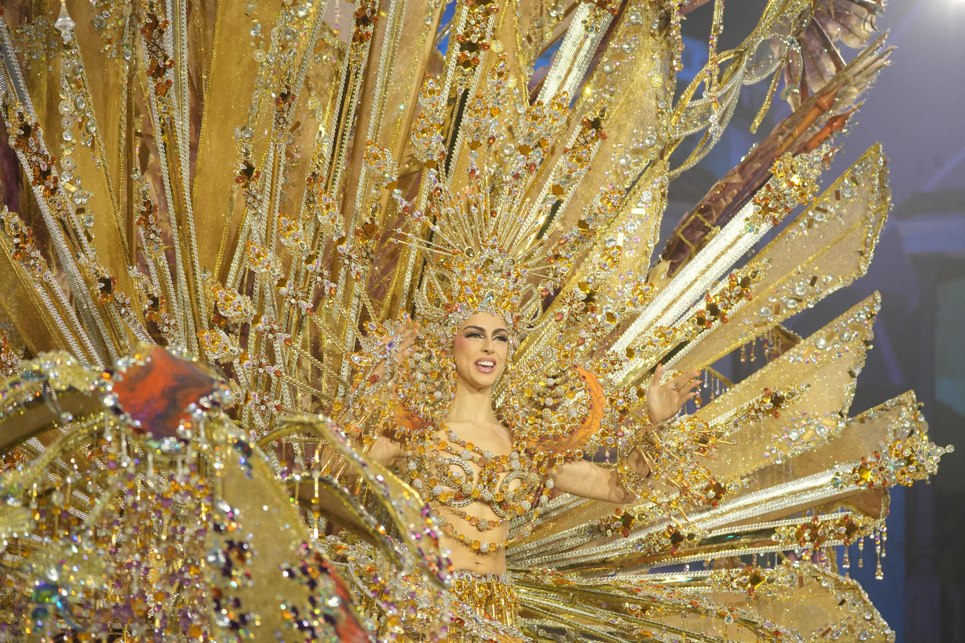 El carnaval de los ritmos latinos de Tenerife corona a Carla Castro como su nueva reina