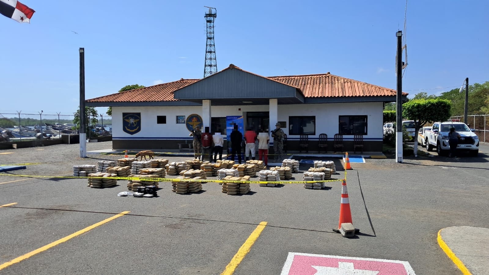 Aeronaval decomisa embarcación con más de una tonelada de droga