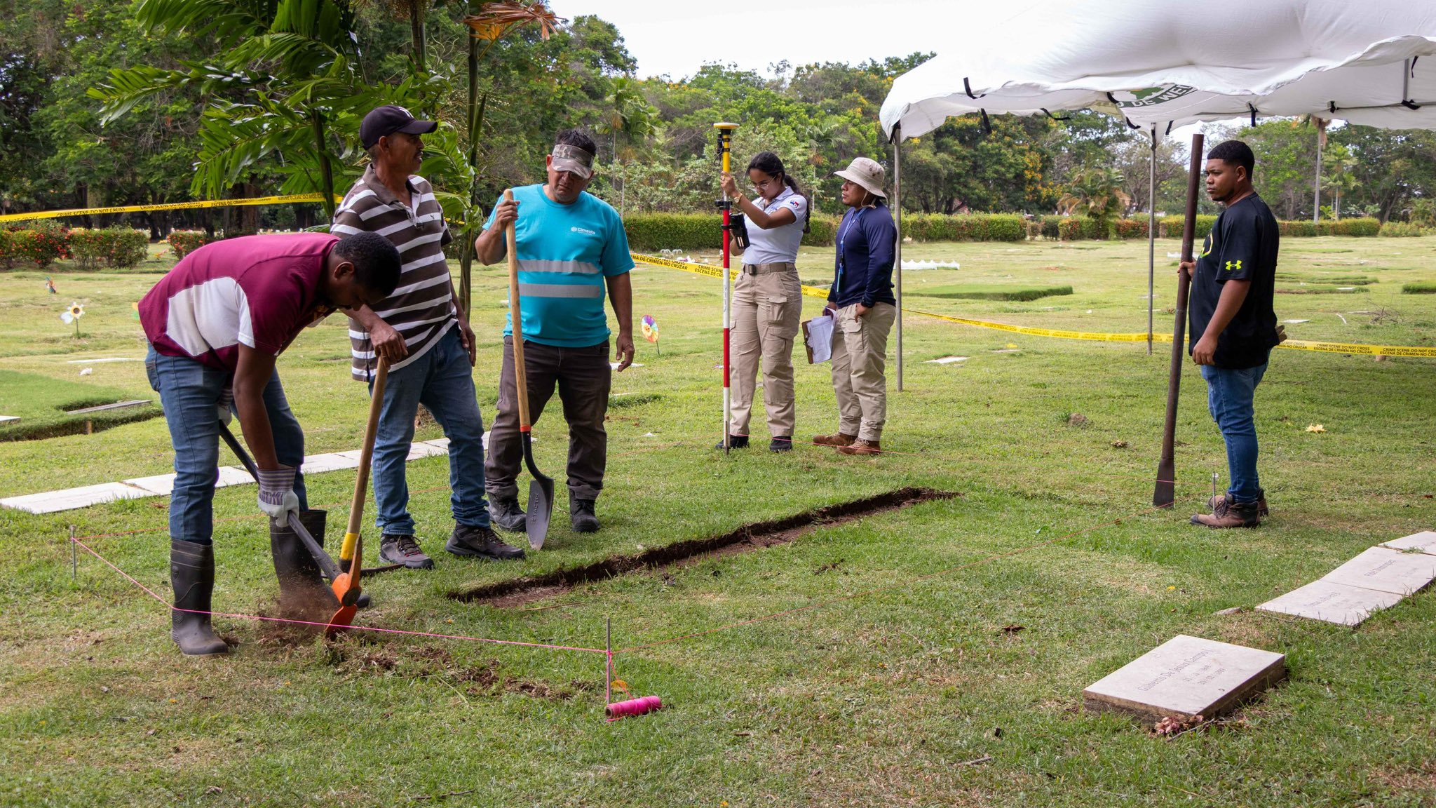 Fiscalía inicia exhumación de víctimas de la invasión