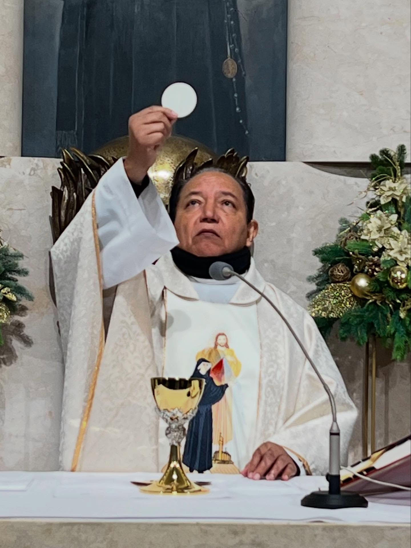 Arquidiócesis aclara situación del padre David Cosca tras gira al Vaticano