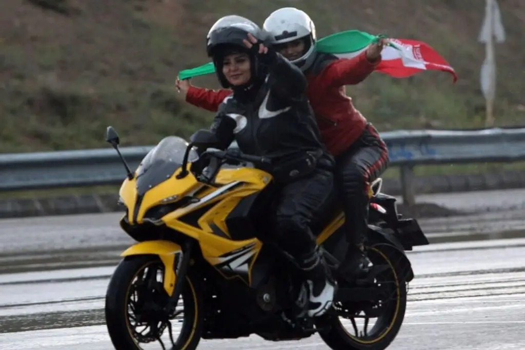 Irán autoriza a las mujeres a obtener permisos de conducir motocicletas