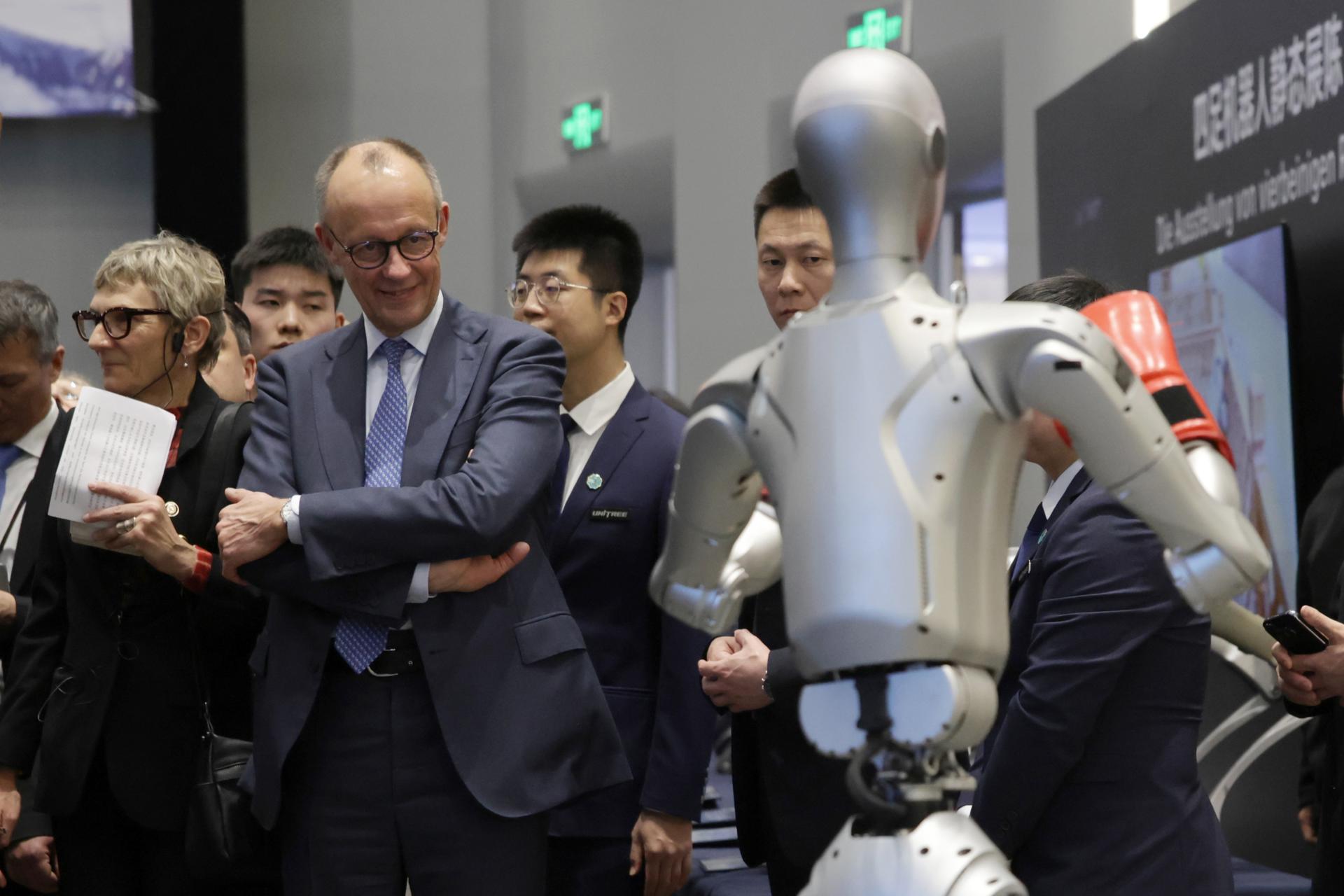Robots humanoides deslumbran a Merz en China durante visita a polo tecnológico