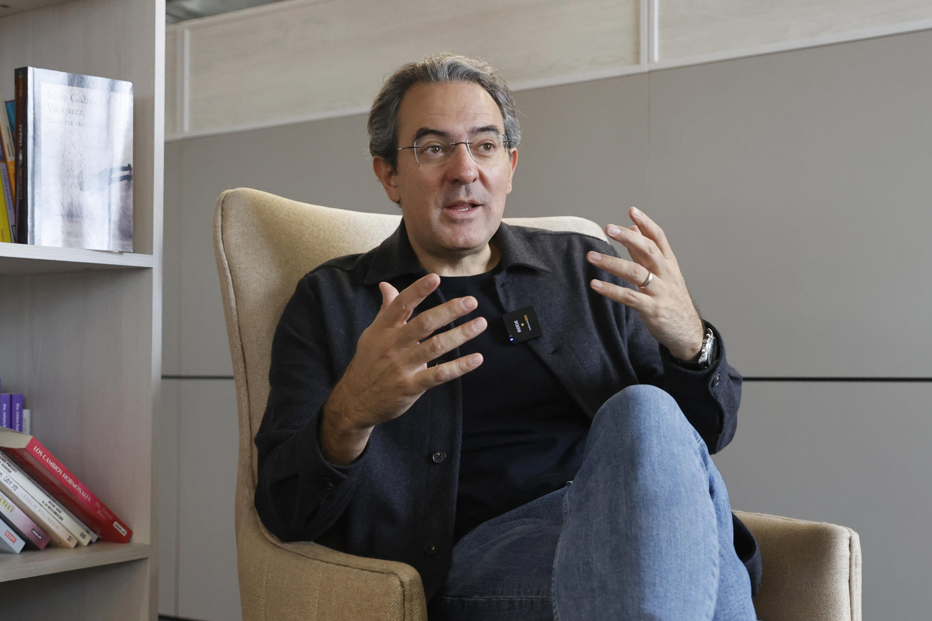 Juan Gabriel Vásquez reivindica periodismo de opinión como trinchera contra la desinformación