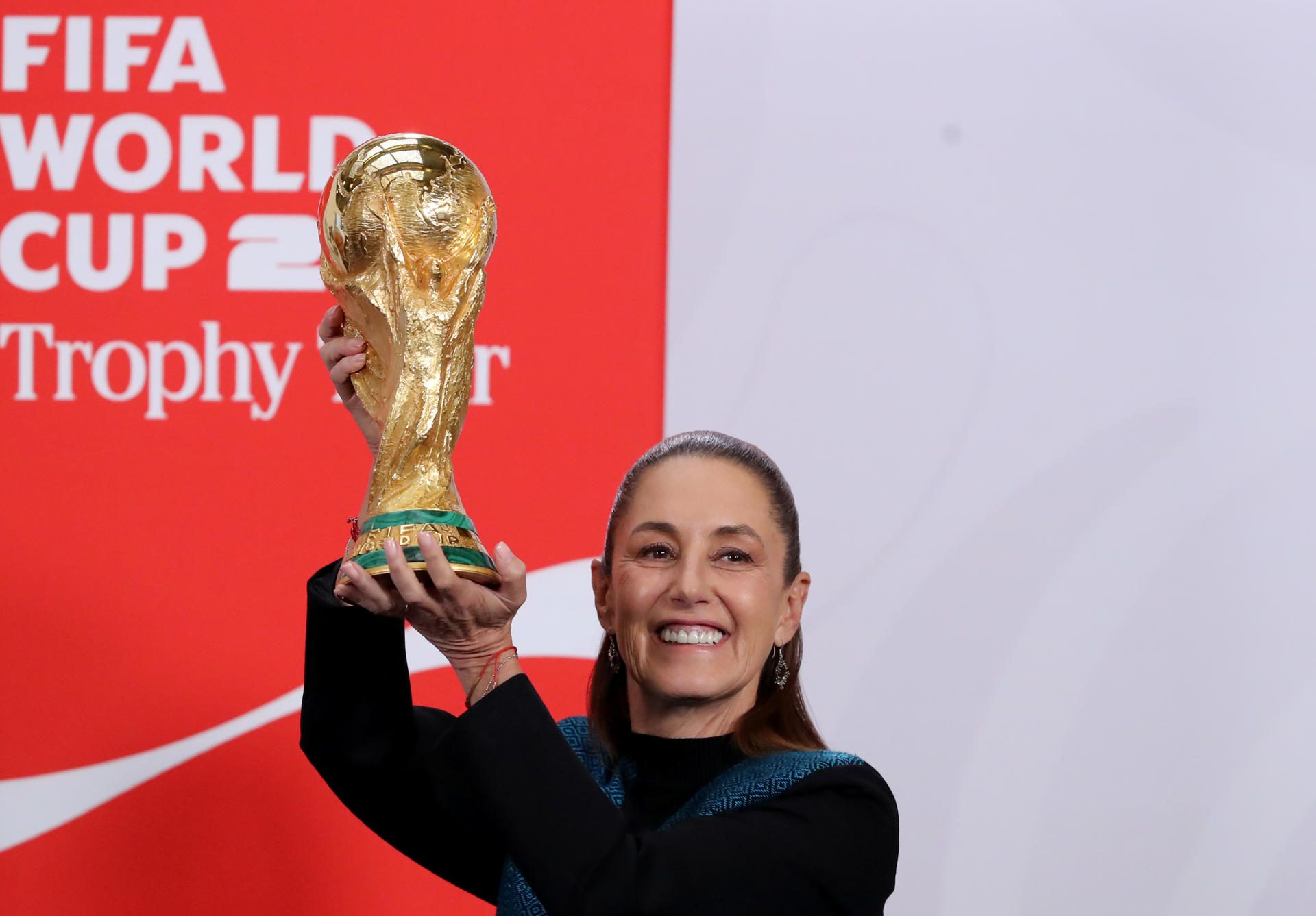Sheinbaum presenta el trofeo del Mundial 2026 a cien días del arranque