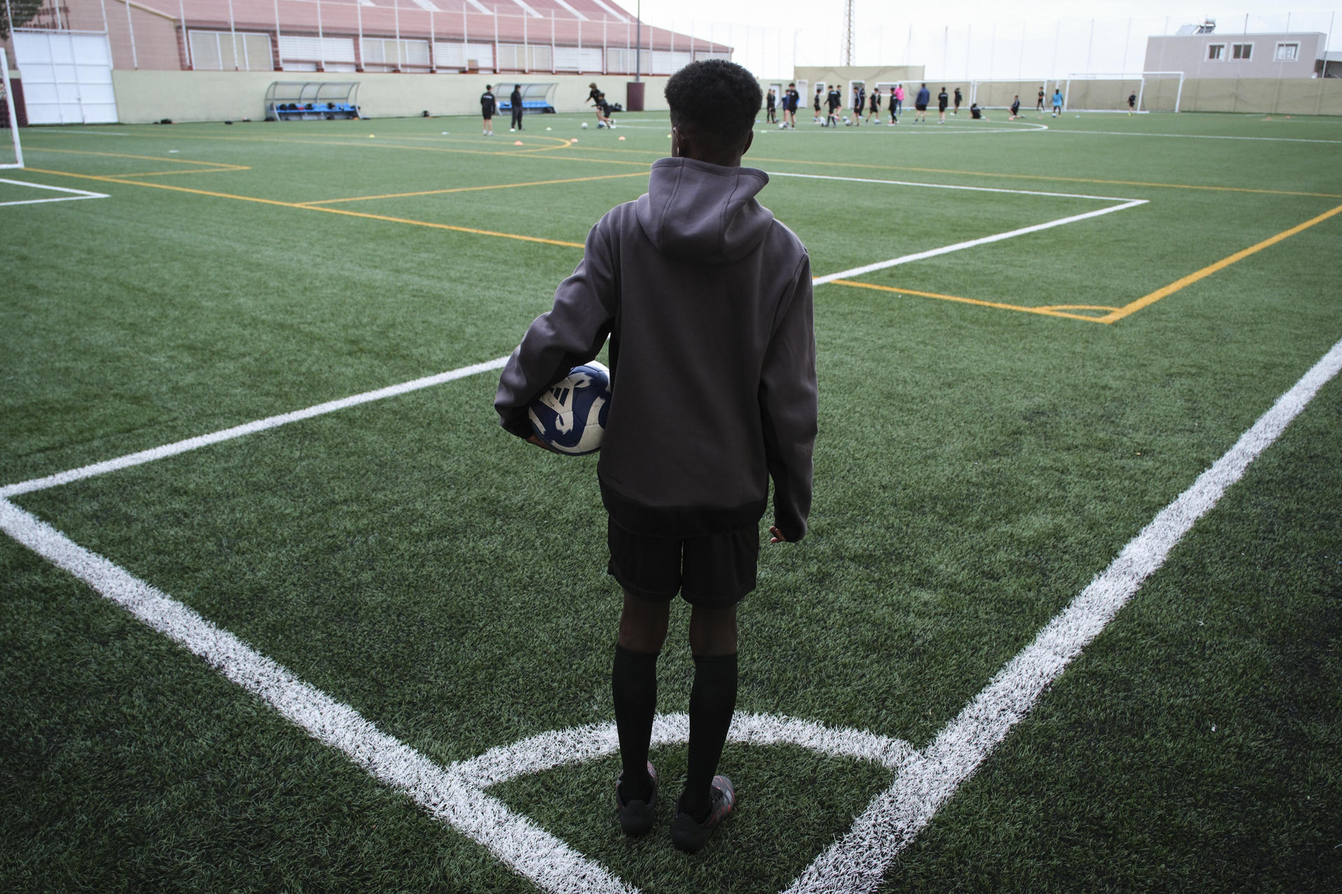 Niño migrante entrena cada semana en Tenerife, pero no puede jugar por normativa de la FIFA
