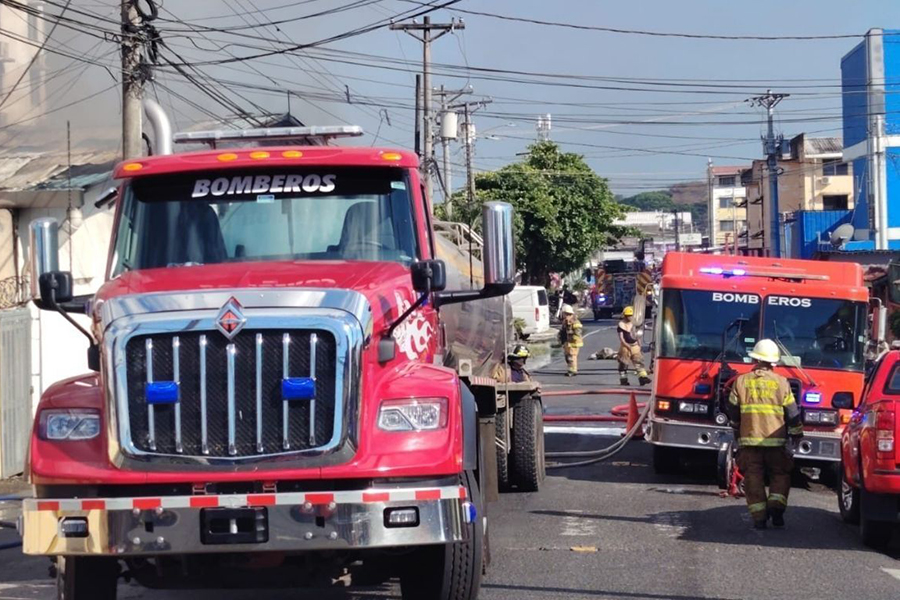 Bomberos confirman muerte de un hombre en incendio de bodega de autopartes en Río Abajo