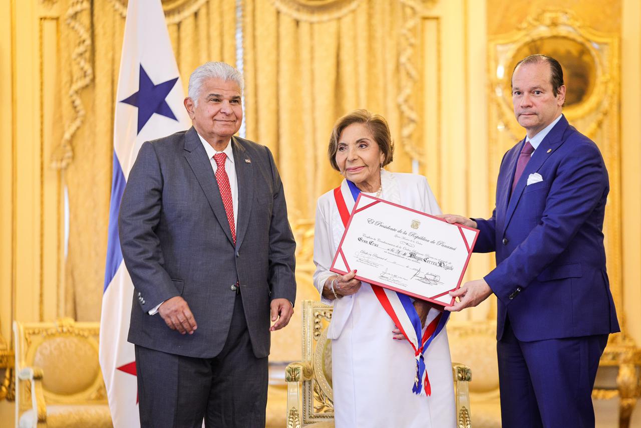 Mayín Correa recibe la Orden Belisario Porras en grado de Gran Cruz