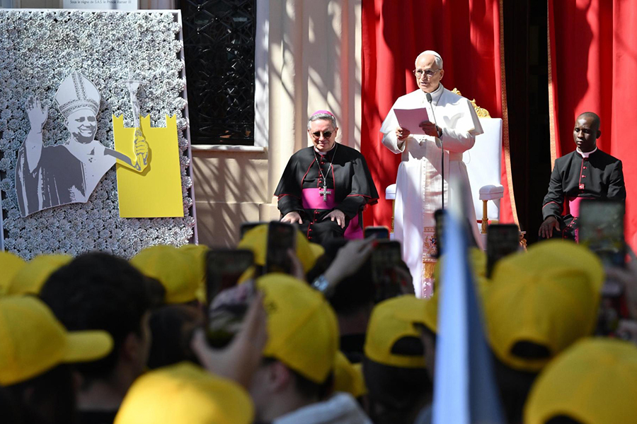 El papa pide a los jóvenes momentos de escucha y silencio ante "mensajes, reels y chats"