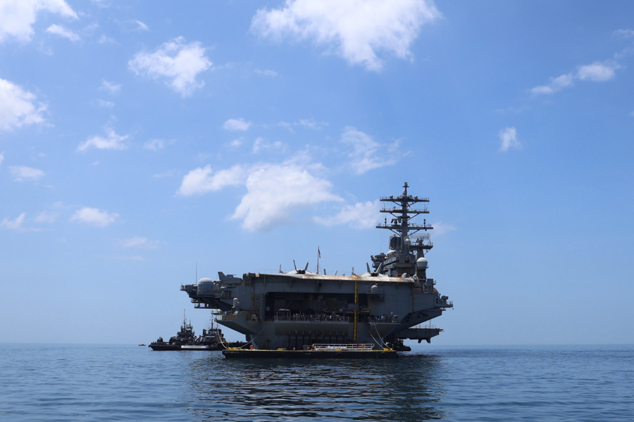 El portaaviones nuclear Nimitz de EEUU, próximo a darse de baja, espera en aguas panameñas