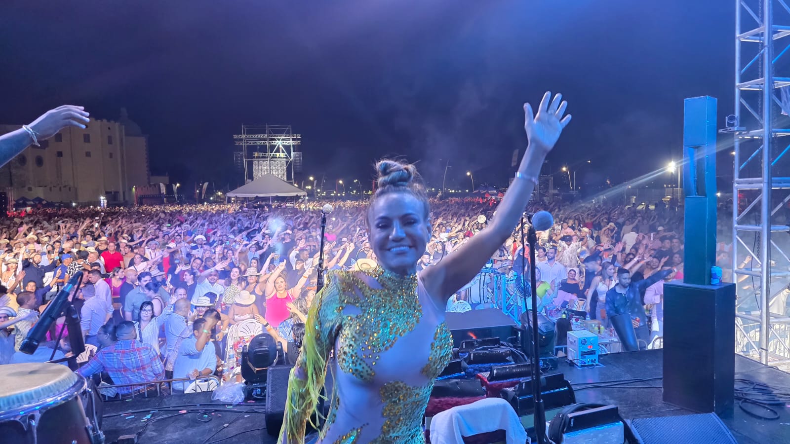 Samy y Sandra  conquistan Plaza Figali con histórico lleno total 