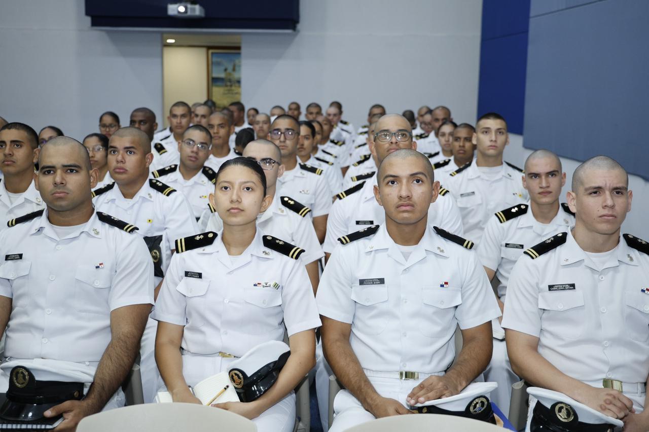 Cadetes de la UMIP tramitan licencias para operar embarcaciones menores