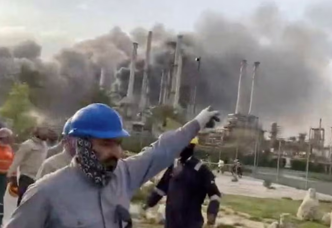 Mayor refinería de Aramco en Arabia Saudita recibe el impacto de drones iraníes