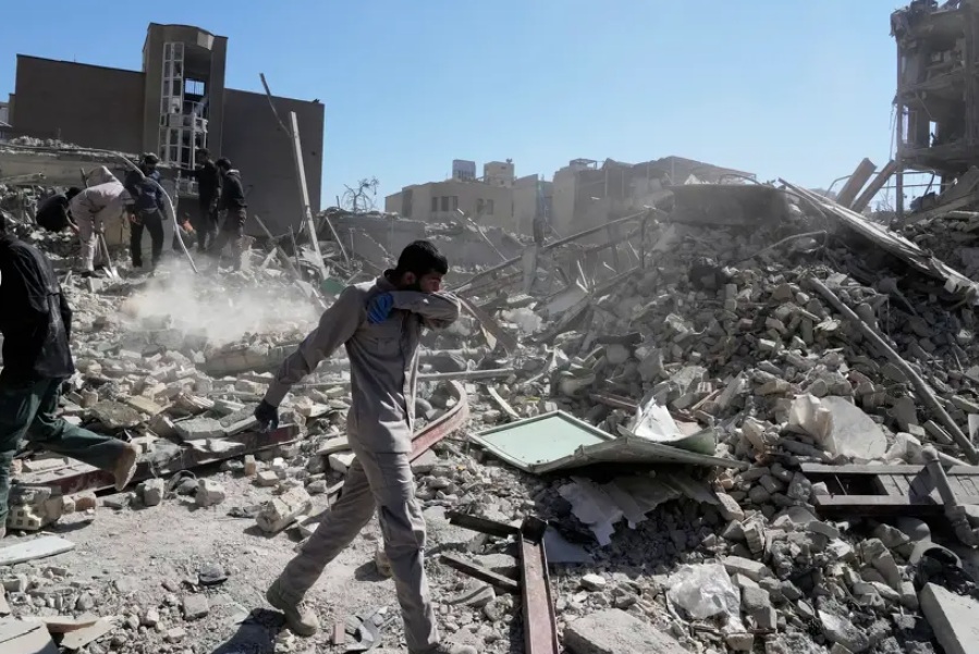 Embajada de EE UU en Riad arde tras serie de explosiones