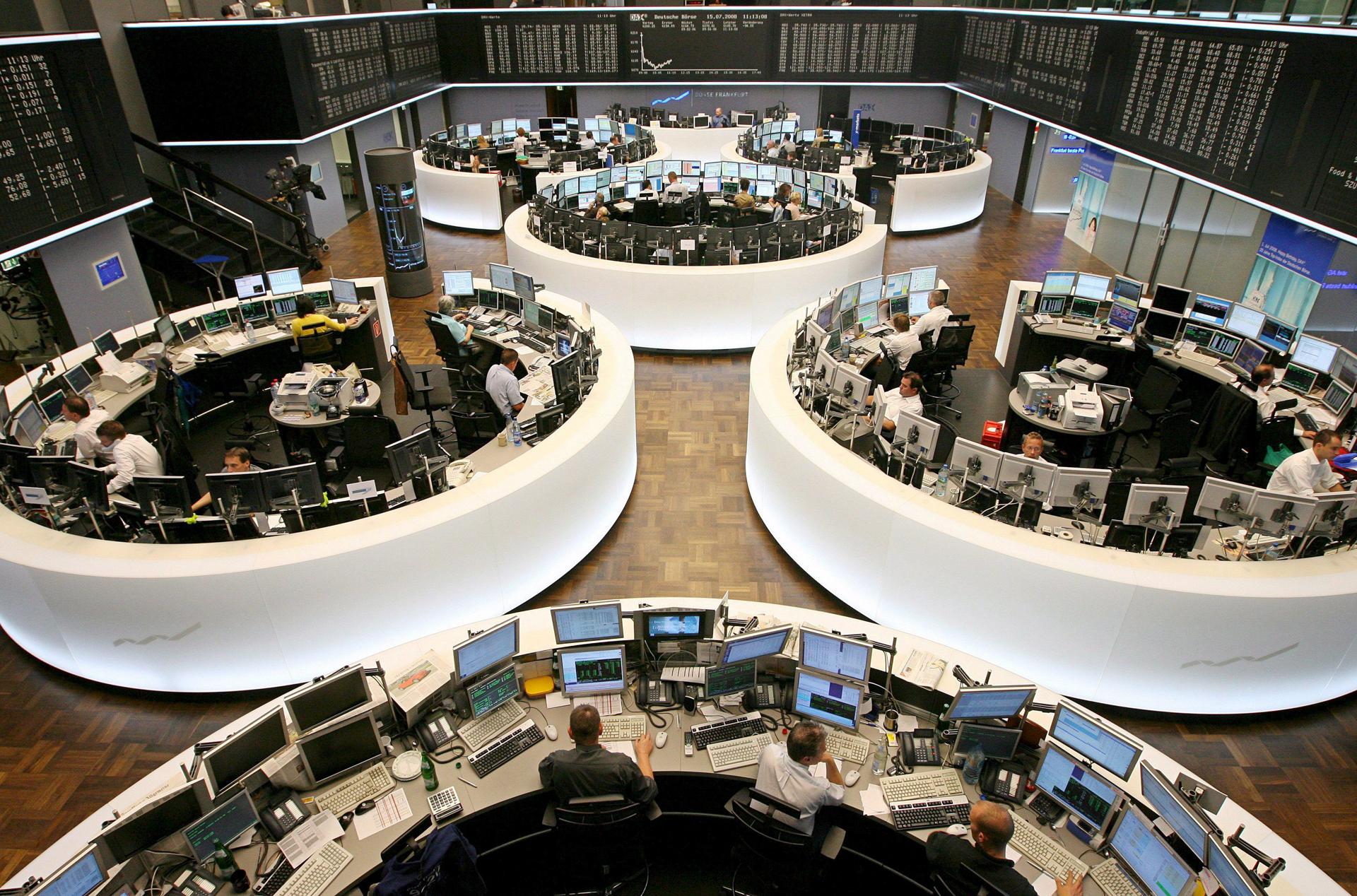 Mayoría de bolsas europeas cae menos del 1 % con  petróleo en $100