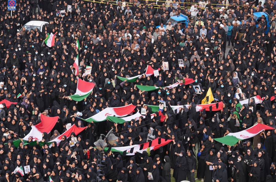 Centenares de personas despiden en Irán a los 165 muertos en el ataque a escuela infantil