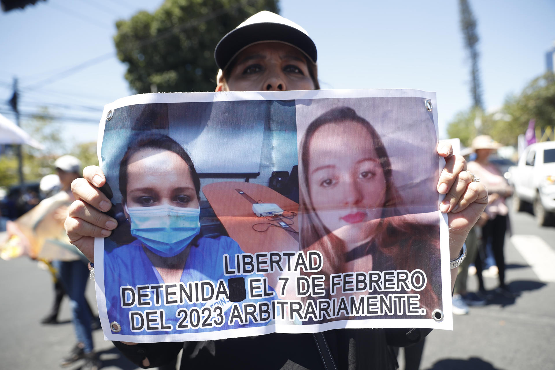 Activista salvadoreña denuncia exilio forzado tras acoso policial bajo régimen de excepción