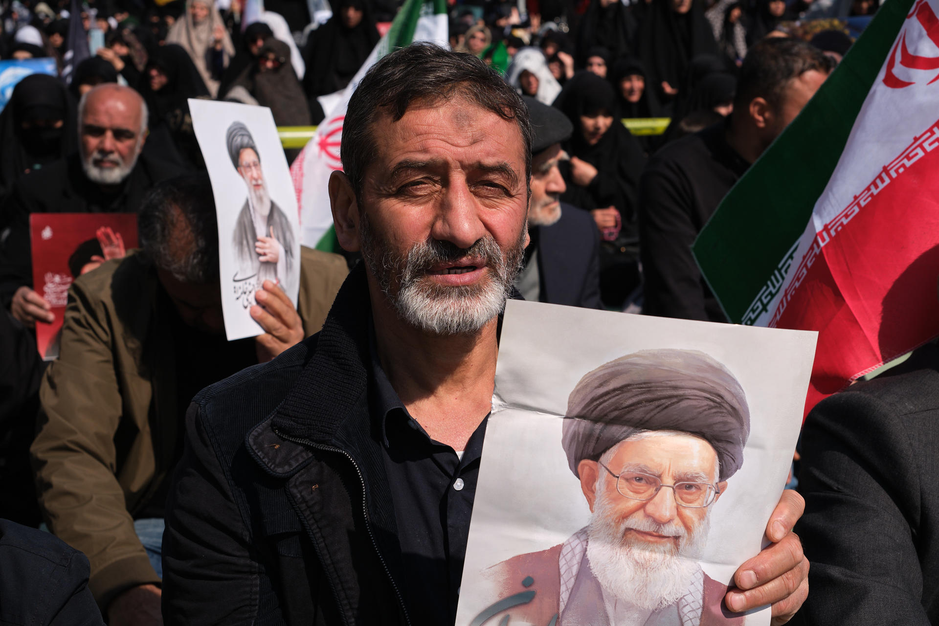 Un desafiante Teherán grita “Jameneí sigue vivo” en primer viernes sin el líder