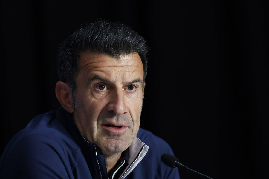 Figo sobre el Real Madrid: "Cuando no ganas un título dos años saltan las alarmas"
