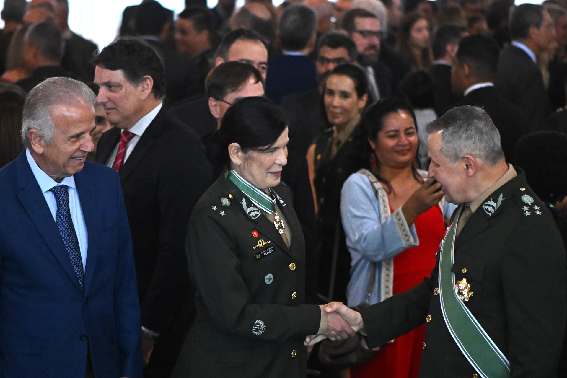 Asciende a general la primera mujer en la historia del Ejército de Brasil