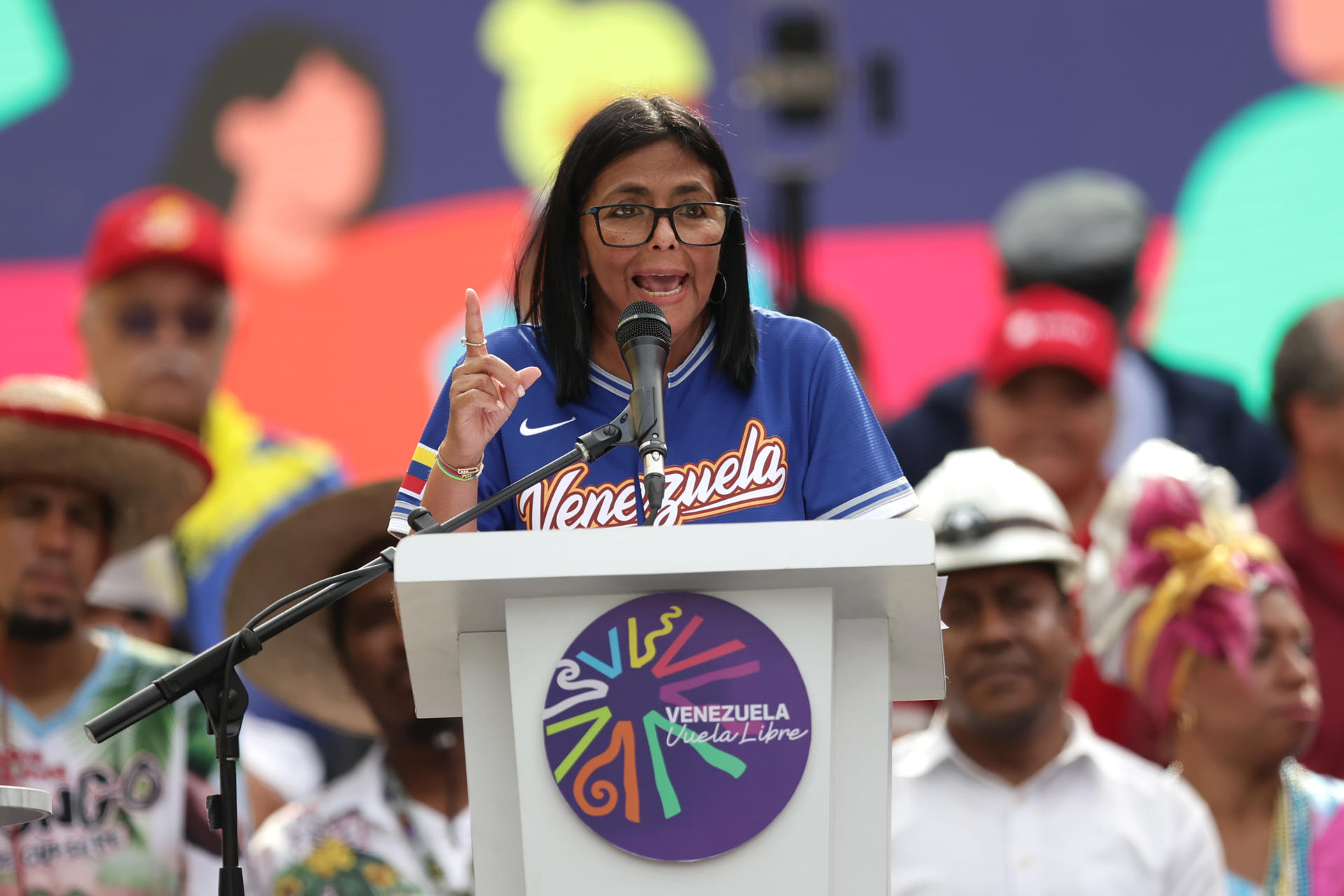 Delcy Rodríguez sube a $240 el ingreso mínimo de los trabajadores venezolanos