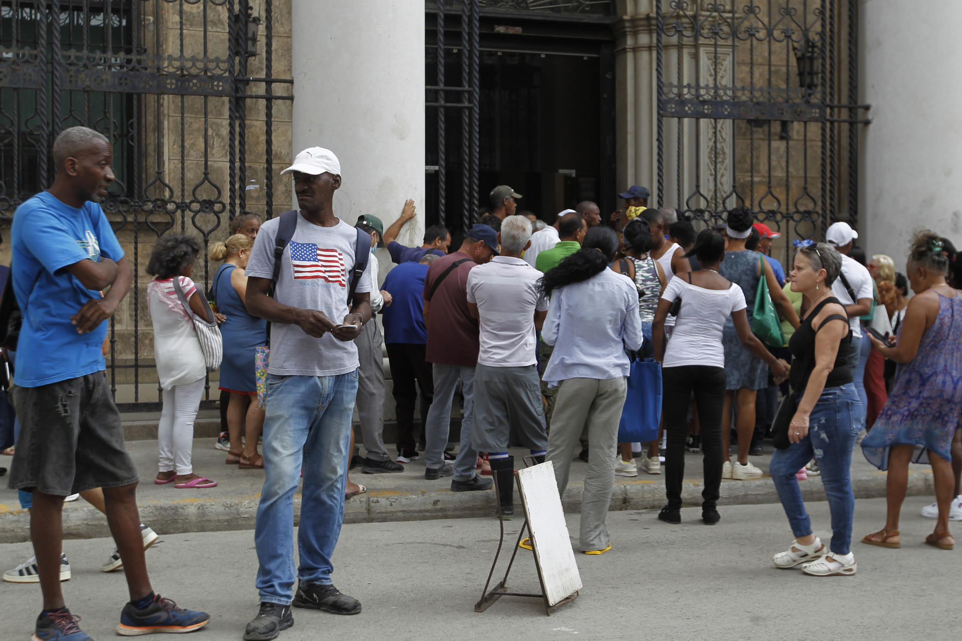 Crisis de efectivo en Cuba: "¿Por qué los ancianos tenemos que pasar tanto trabajo?"