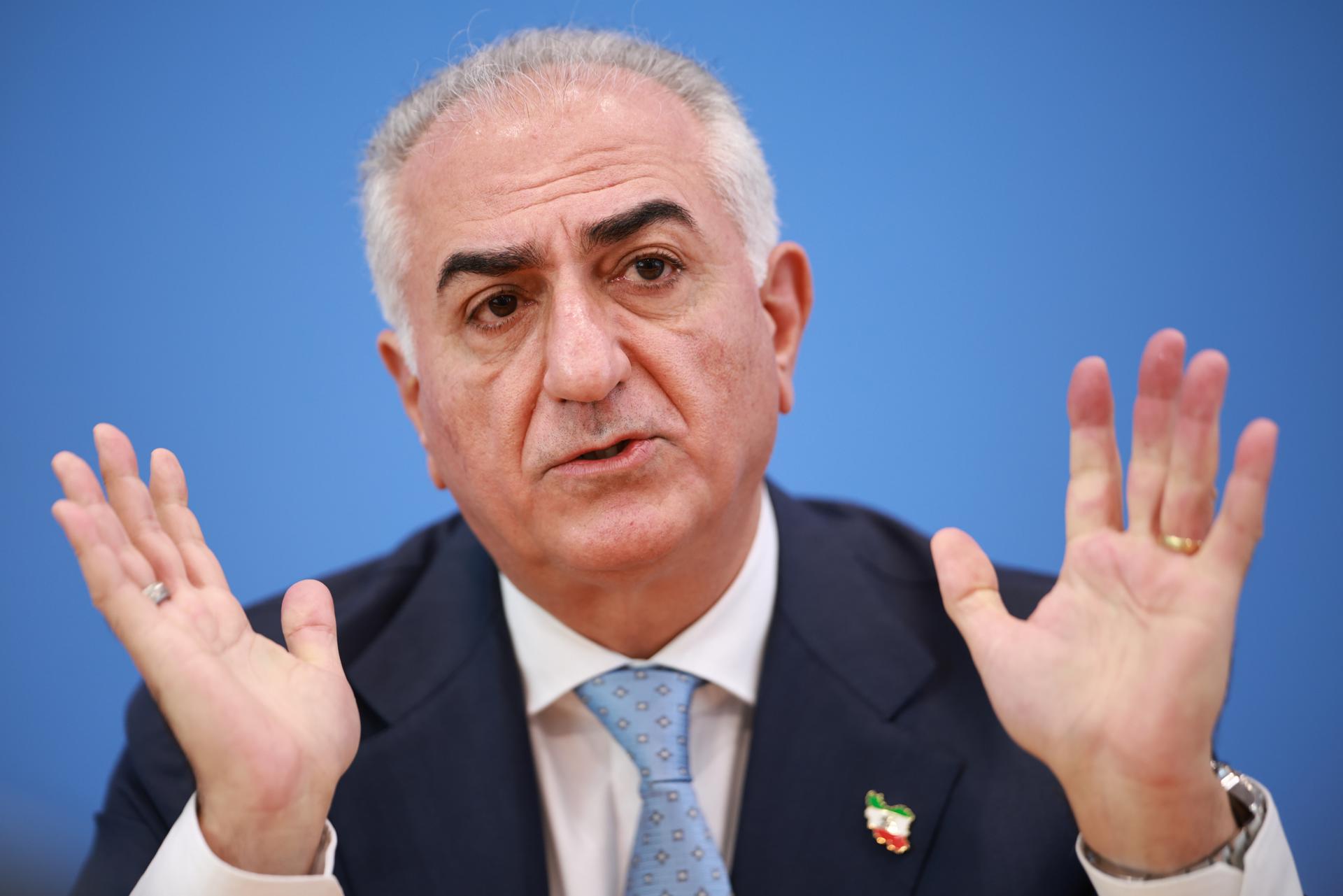 Tiran líquido rojo sobre Reza Pahlavi, el heredero del sha, en una visita a Berlín