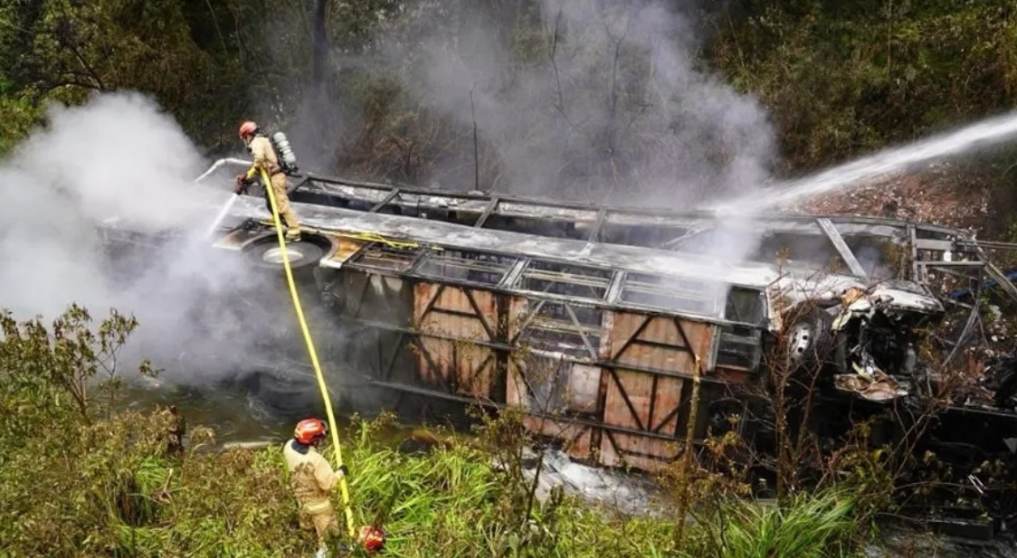 Al menos 14 muertos y 29 heridos tras caída de autobús a un abismo en Ecuador