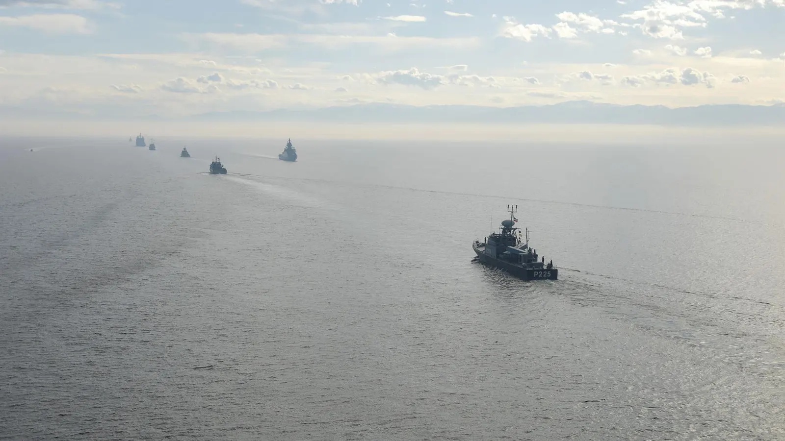 EE UU obliga a seis buques a retroceder en las primeras 24 horas de bloqueo de Ormuz