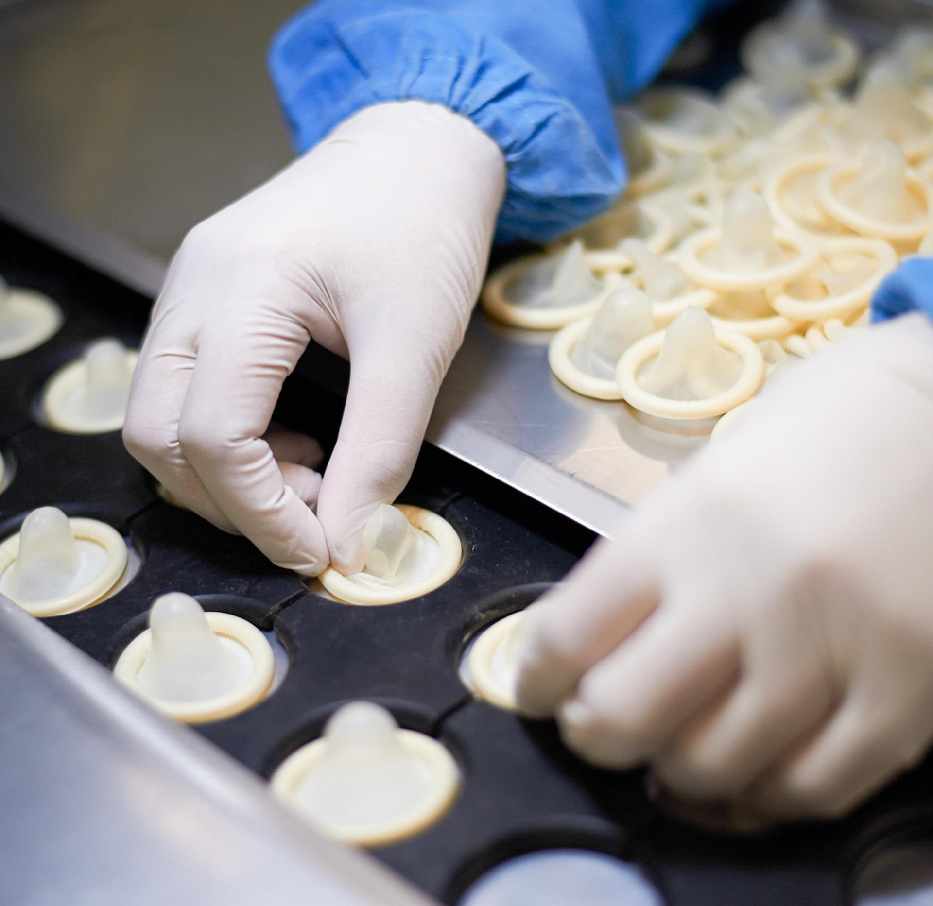 Los "daños colaterales" de la guerra: El bloqueo de Ormuz dispara el precio de los preservativos