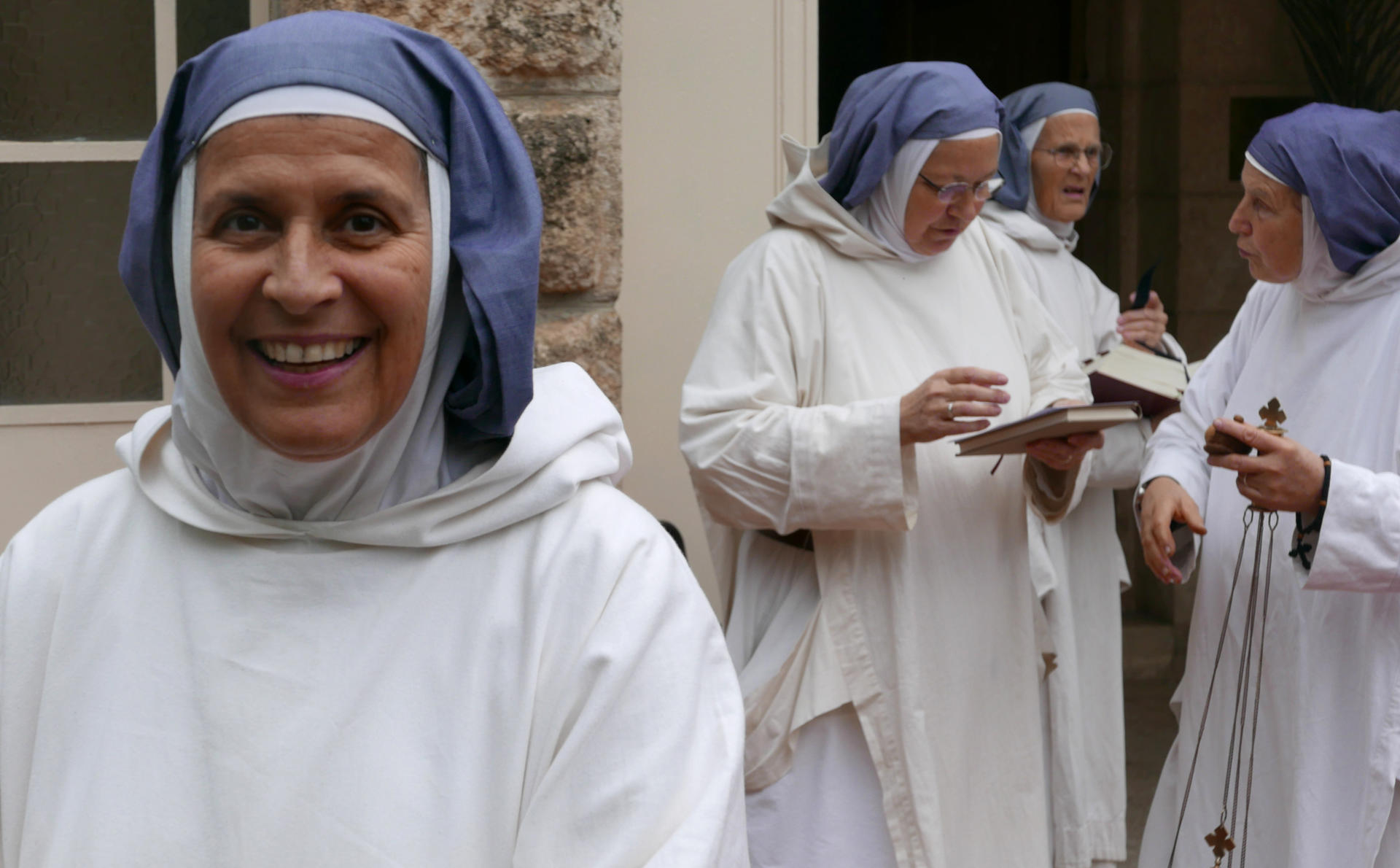 Cerca de Jerusalén, entre colinas y viñedos, las doce monjas del monasterio de Deir Rafat encaran la guerra unidas para sobrellevar el sonido de las sirenas antiaéreas, los cazas y las explosiones de un conflicto que les afecta "más profundamente" porque se sienten "más vulnerables", aunque también les hace sentirse más cerca de los que sufren.