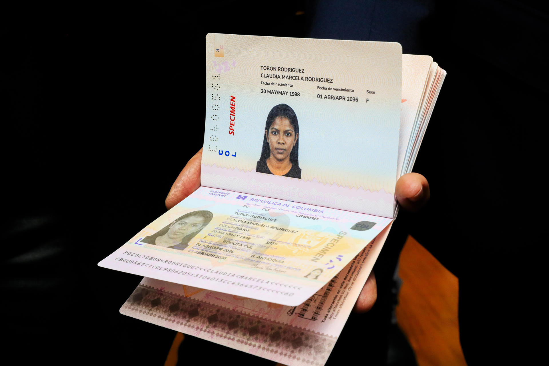 Colombia asume producción de nuevos pasaportes con su Imprenta Nacional