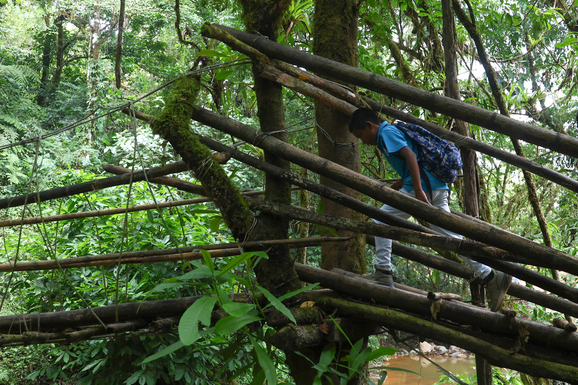 Rutas escolares indígenas de Panamá enfrentan peligro mortal por falta de infraestructura