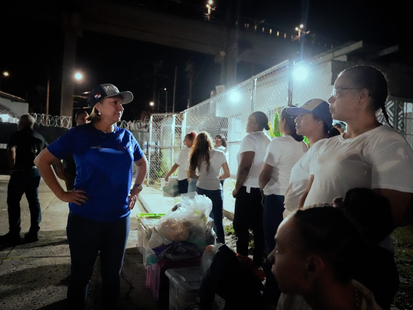 Inicia traslado de 400 mujeres al nuevo centro femenino La Esmeralda