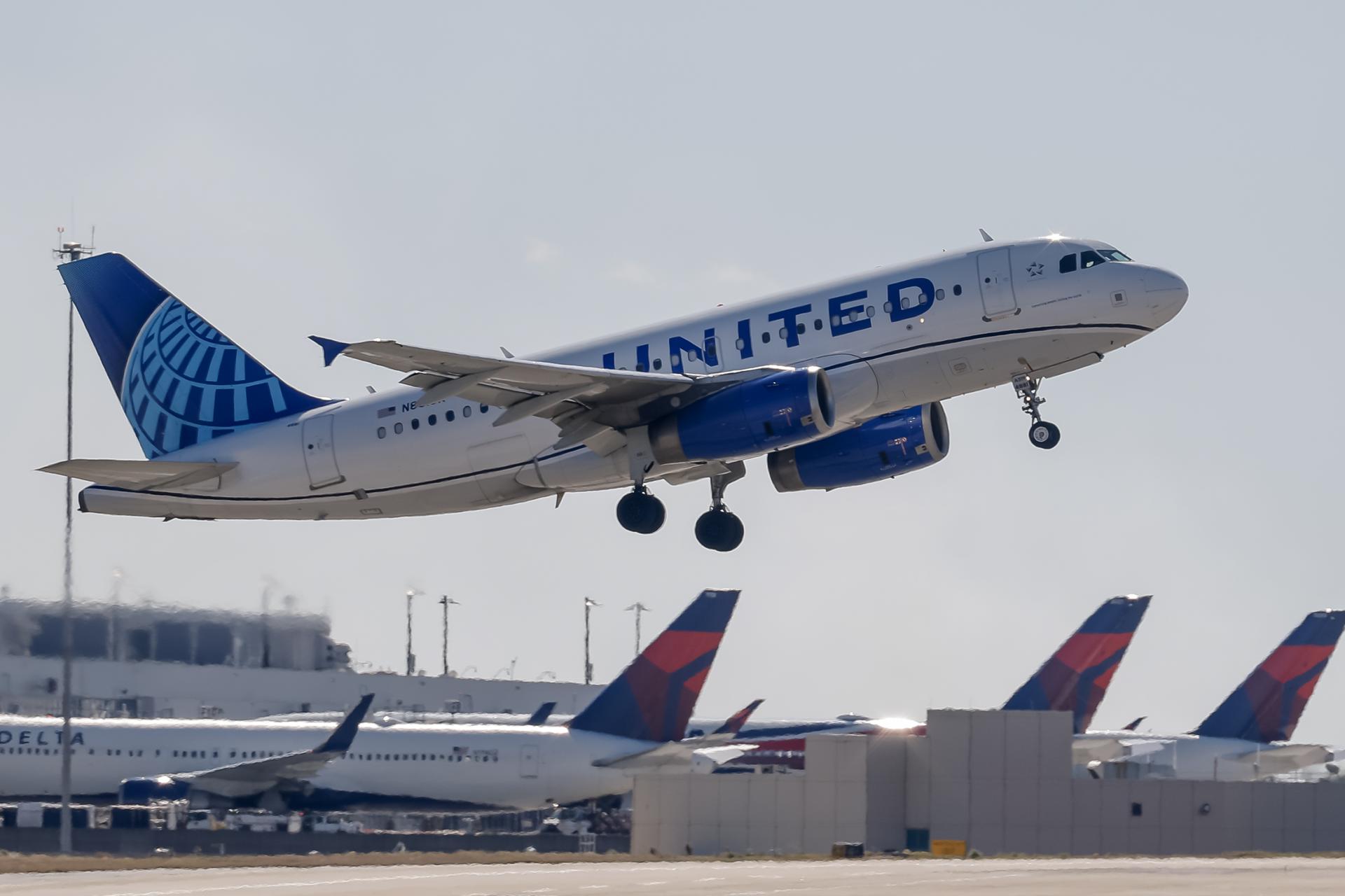 Un Boeing de United Airlines choca contra un camión de reparto en Newark