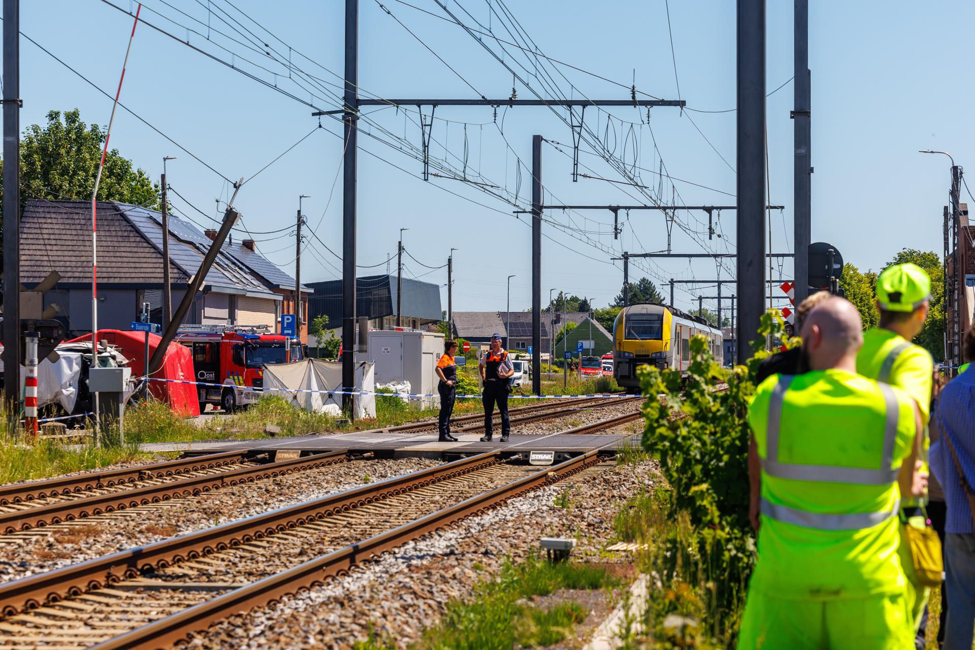 Tren arrolla microbús escolar en Bélgica y deja cuatro muertos