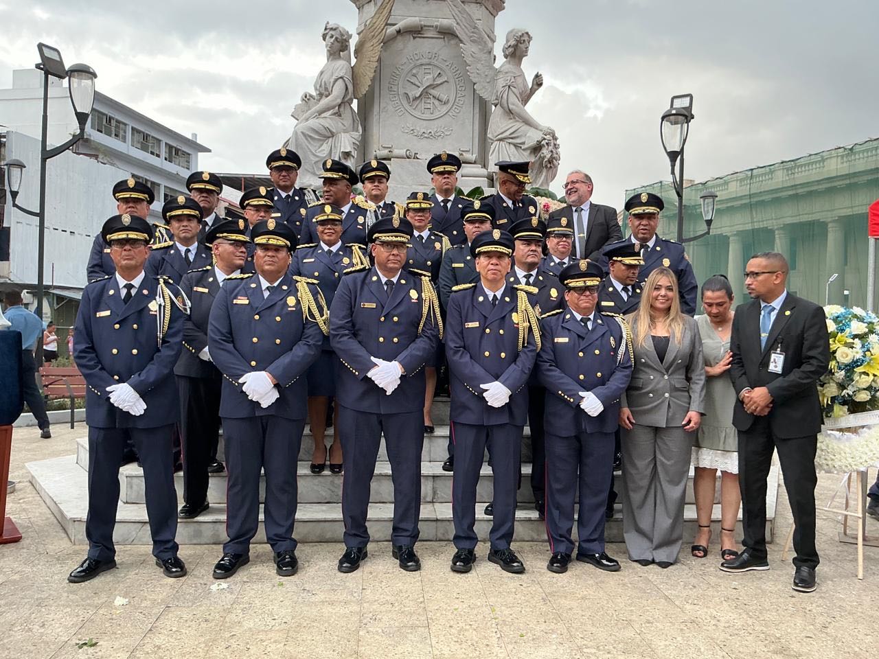 Cuerpo de Bomberos rinde honores a los héroes de la tragedia de El Polvorín