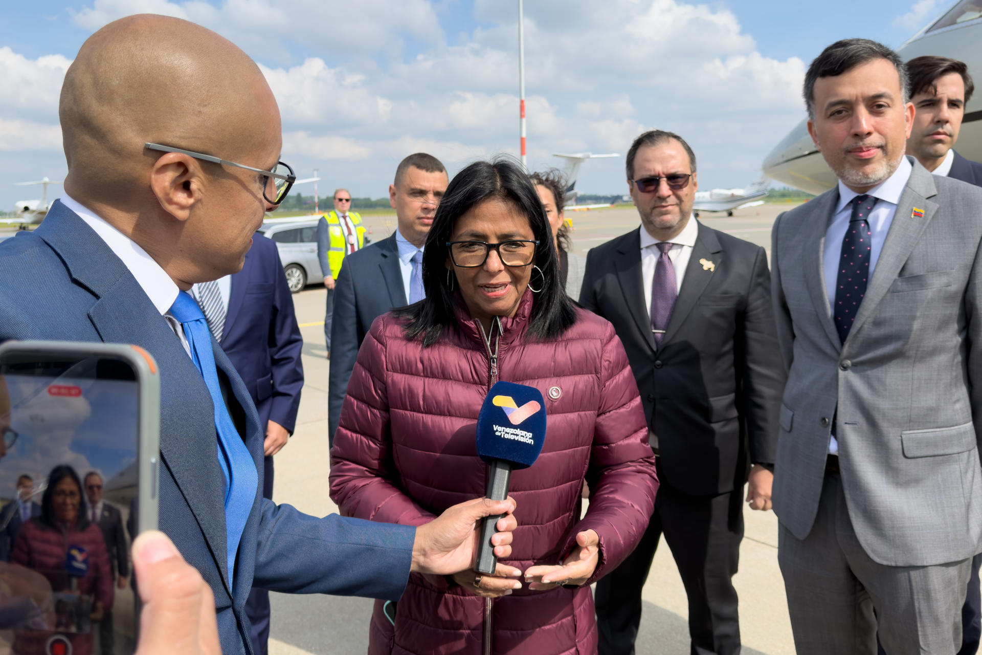 Delcy Rodríguez llega a La Haya para defender soberanía de Venezuela sobre Esequibo
