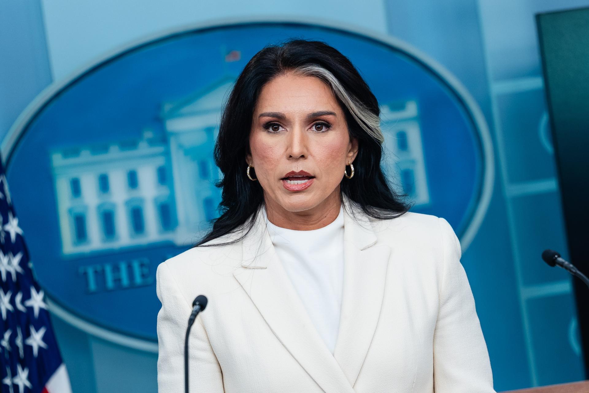 Tulsi Gabbard dimite como directora de Inteligencia de Trump